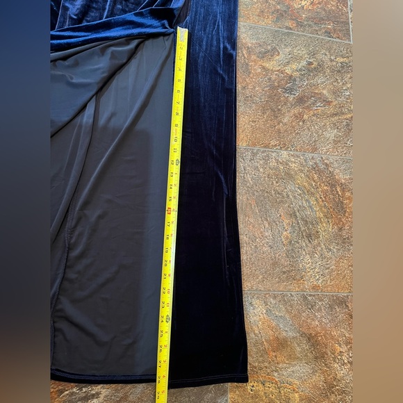 New R&M Richards blue long velvet V neck ruched poly/spandex dress. Size 14 - Picture 13 of 16